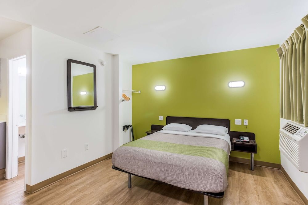 Deluxe Room, 1 Queen Bed, Non Smoking, Kitchenette