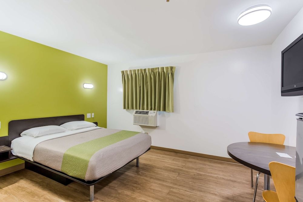 Deluxe Room, 1 Queen Bed, Non Smoking, Kitchenette