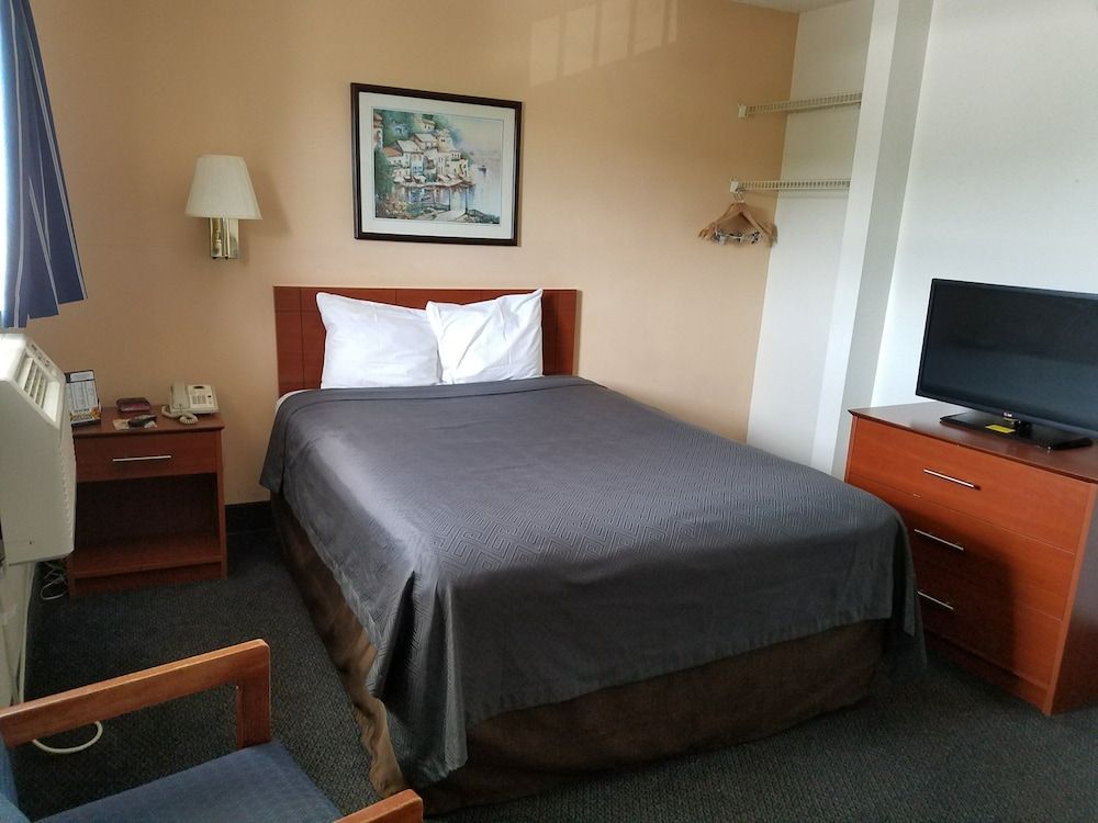 Deluxe Room, 1 Queen Bed, Smoking, Kitchenette