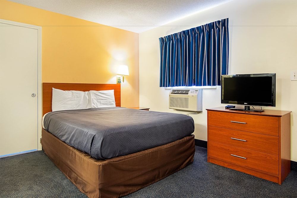 Standard Room, 1 Queen Bed, Accessible, Non Smoking
