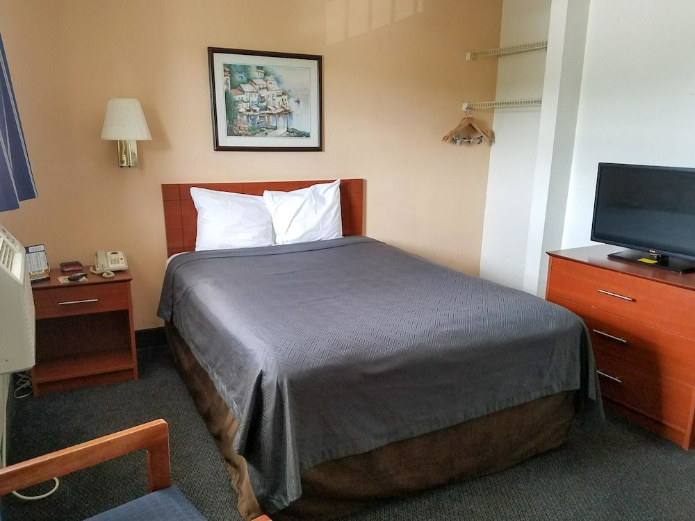 Deluxe Room, 1 Queen Bed, Non Smoking, Refrigerator & Microwave