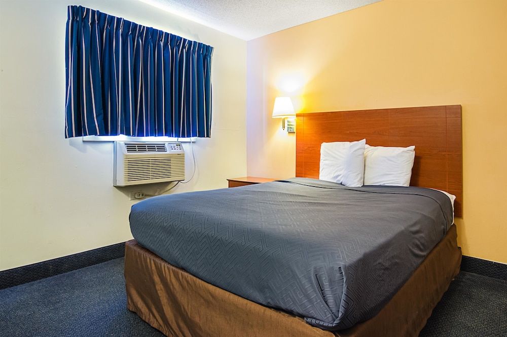Deluxe Room, 1 Queen Bed, Non Smoking, Refrigerator & Microwave