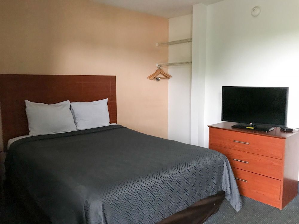 Standard Room, 1 Queen Bed, Accessible, Smoking