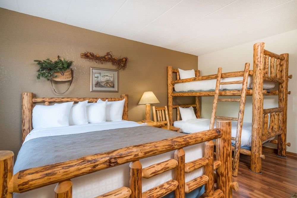 1 Queen Bed and 1 Bunk Bed, Non-Smoking