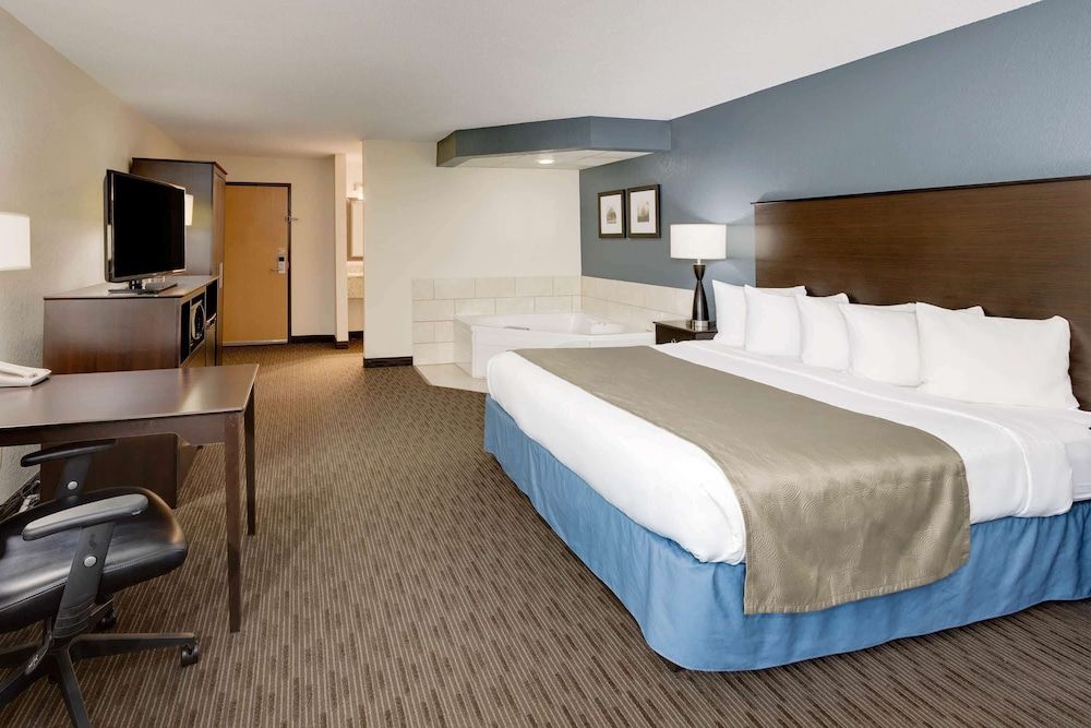 Deluxe Studio Suite, 1 King Bed, Non-Smoking