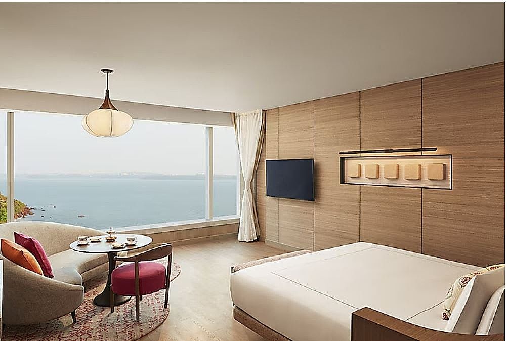 Deluxe Room with 1 King Bed and Sea View