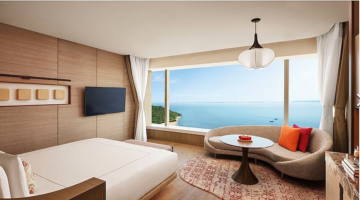 Deluxe Room with 1 King Bed and Sea View