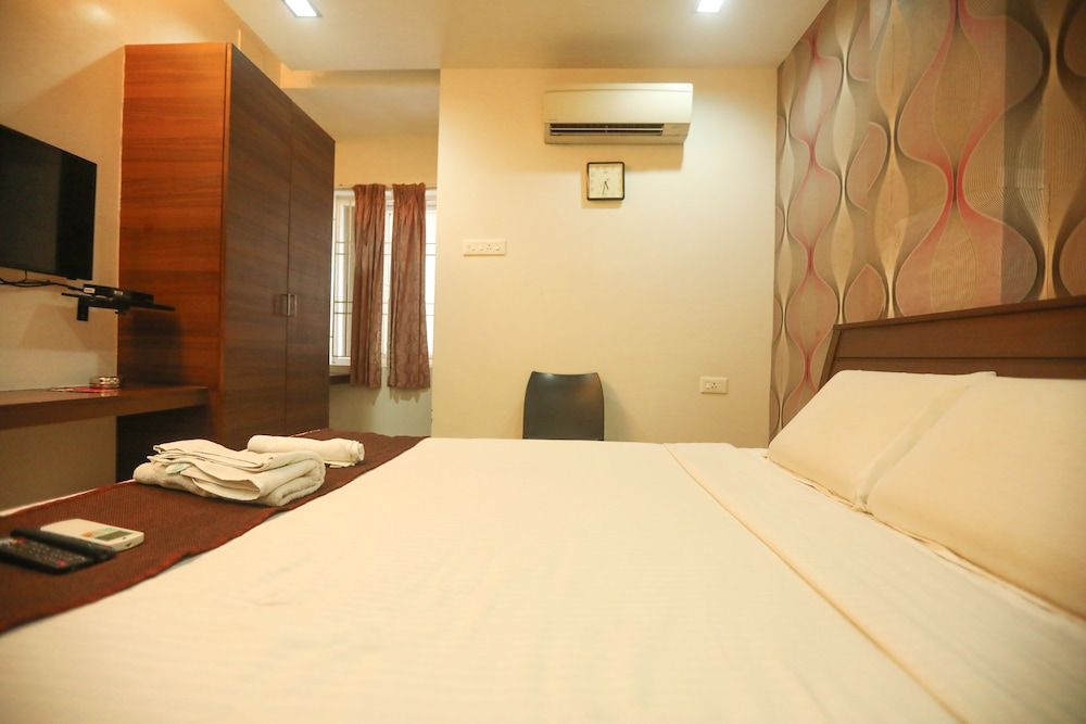 ULO Aravindar Residency Deluxe Double Room 2