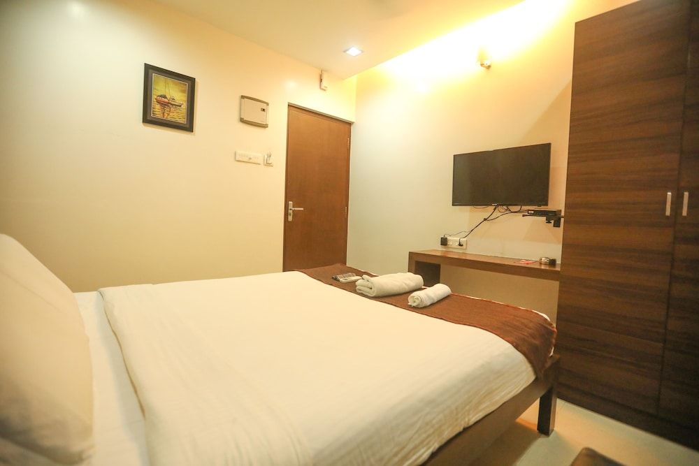 ULO Aravindar Residency Deluxe Double Room 3