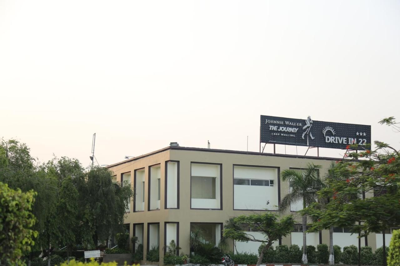 undefined DRIVE IN 22 7