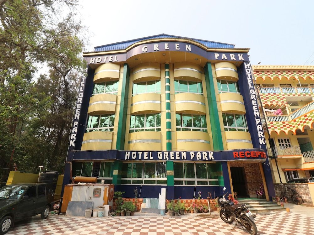 undefined OYO 27996 Hotel Green Park 2