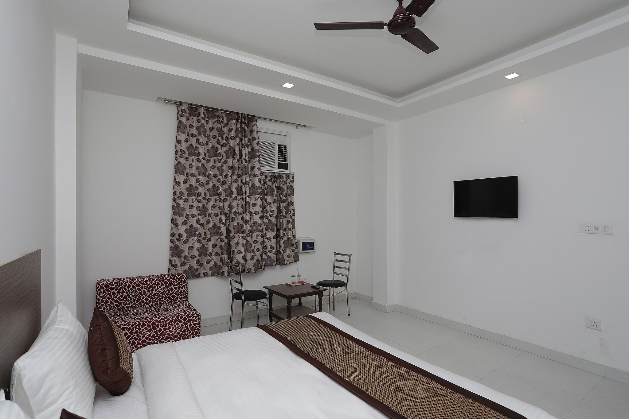 undefined OYO 12235 Hotel Bliss Continental 9