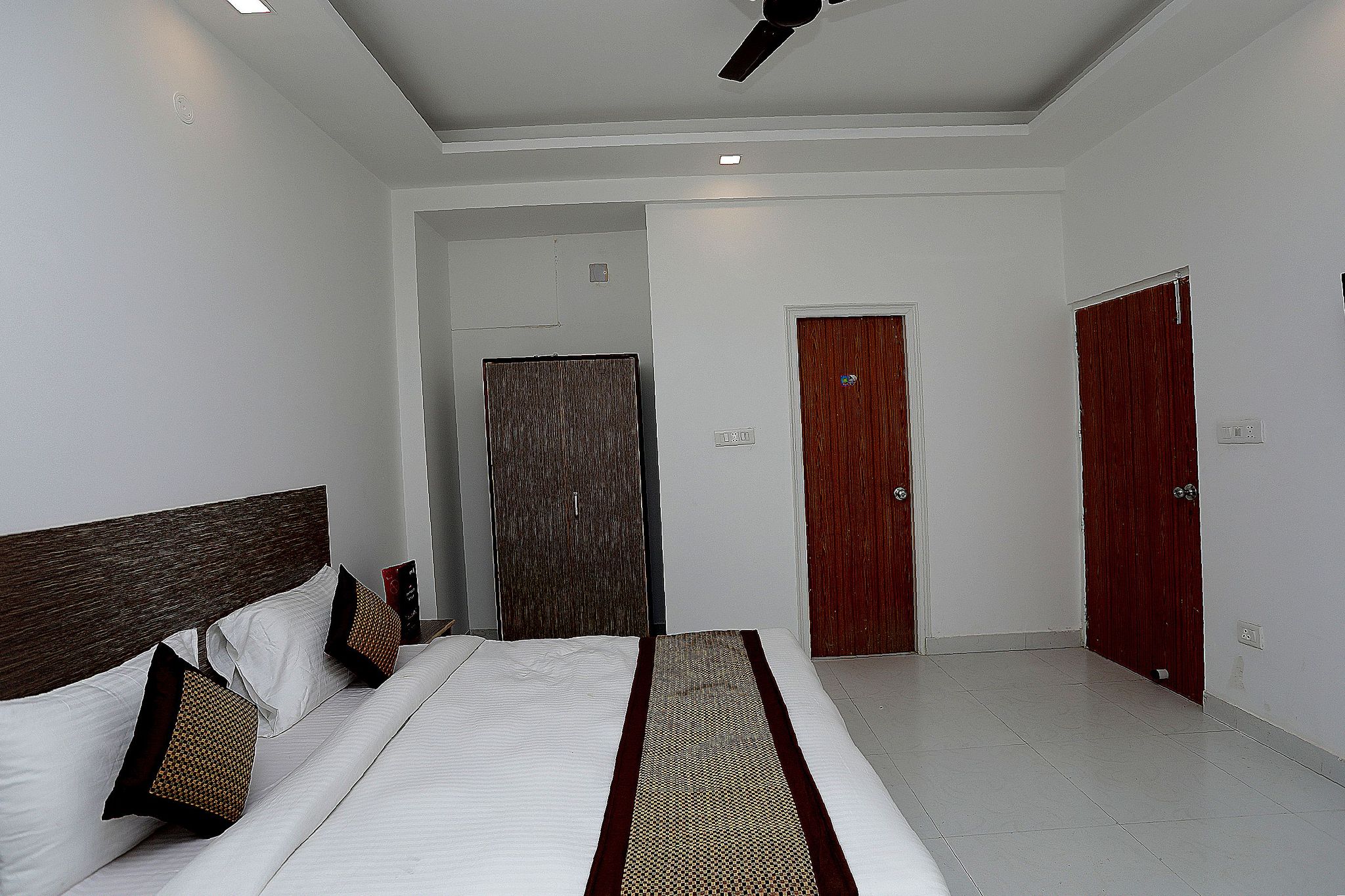 undefined OYO 12235 Hotel Bliss Continental 8