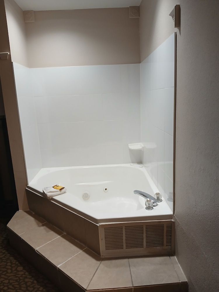 Best Western Plus Bradenton Hotel & Suites Suite, 1 King Bed, Non Smoking, Jetted Tub (with Sofabed) 4