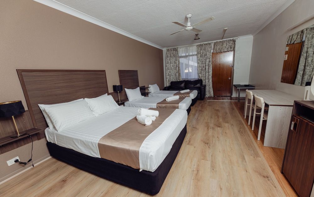 Cumberland Motor Inn Family Room, Multiple Beds 3