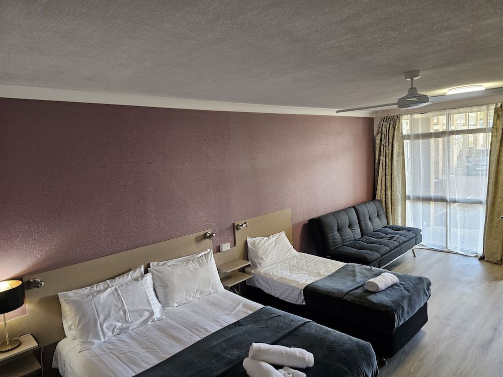 Cumberland Motor Inn Twin Room, Multiple Beds 3