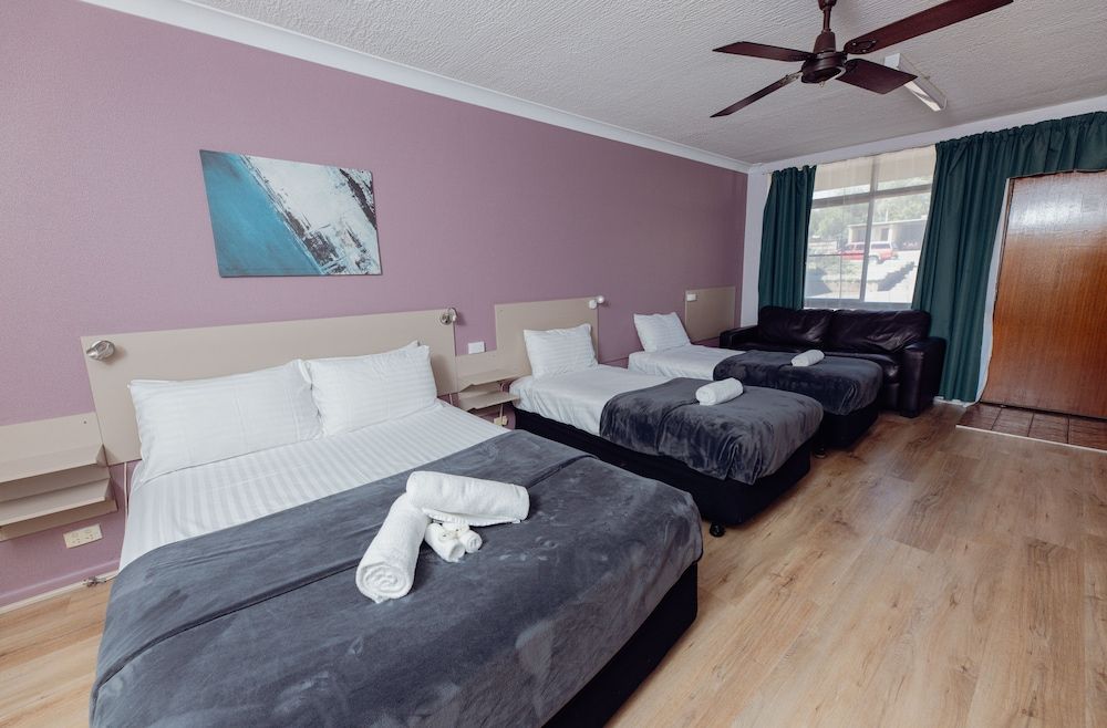 Cumberland Motor Inn Family Room, Multiple Beds 2