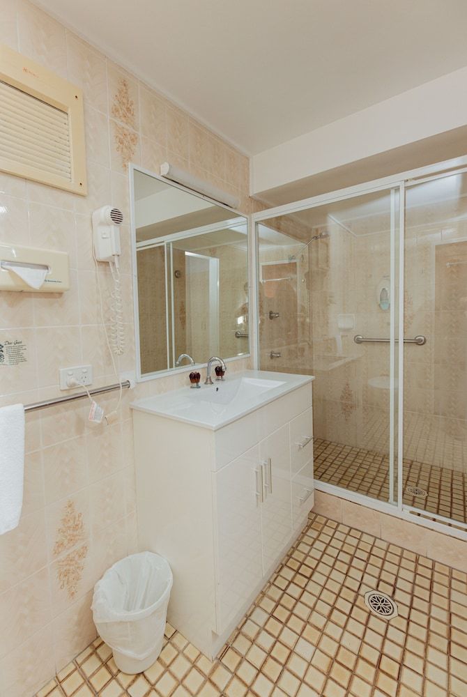 Cumberland Motor Inn Family Room, Multiple Beds 6