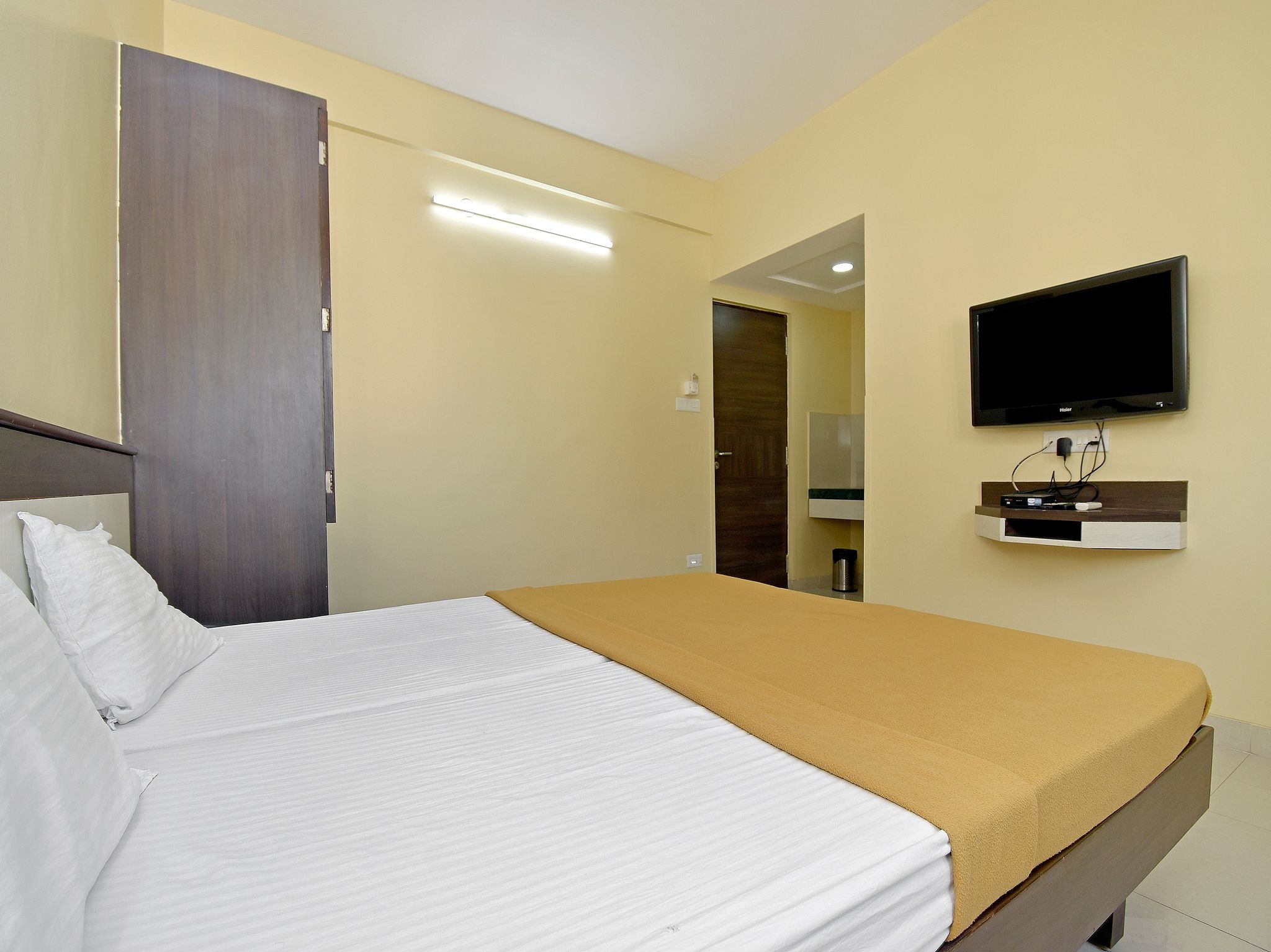 Aankur Inn Standard AC Room (Local ID & Unmarried Couples not allowed) 14