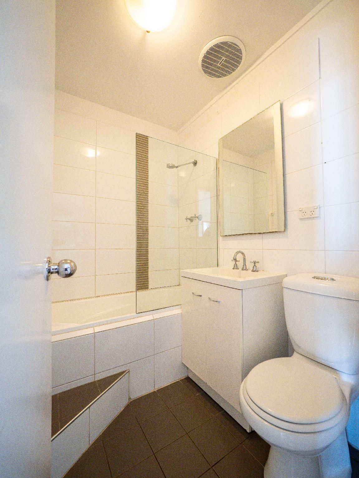 Queen Kitchenette Room