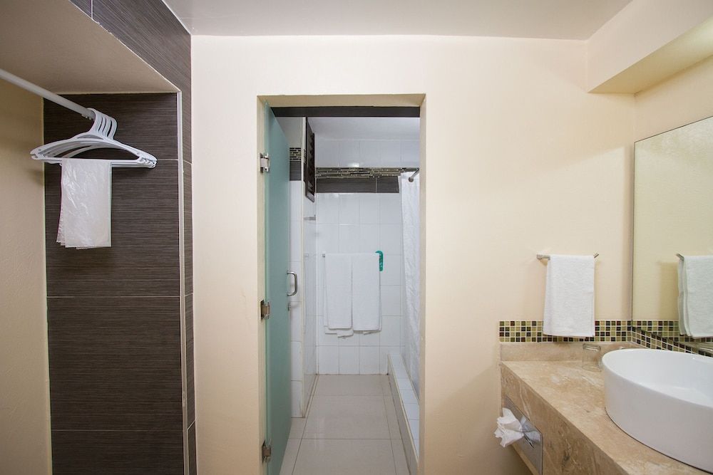 Don Pelayo Pacific Beach Standard Room, Lagoon View 3