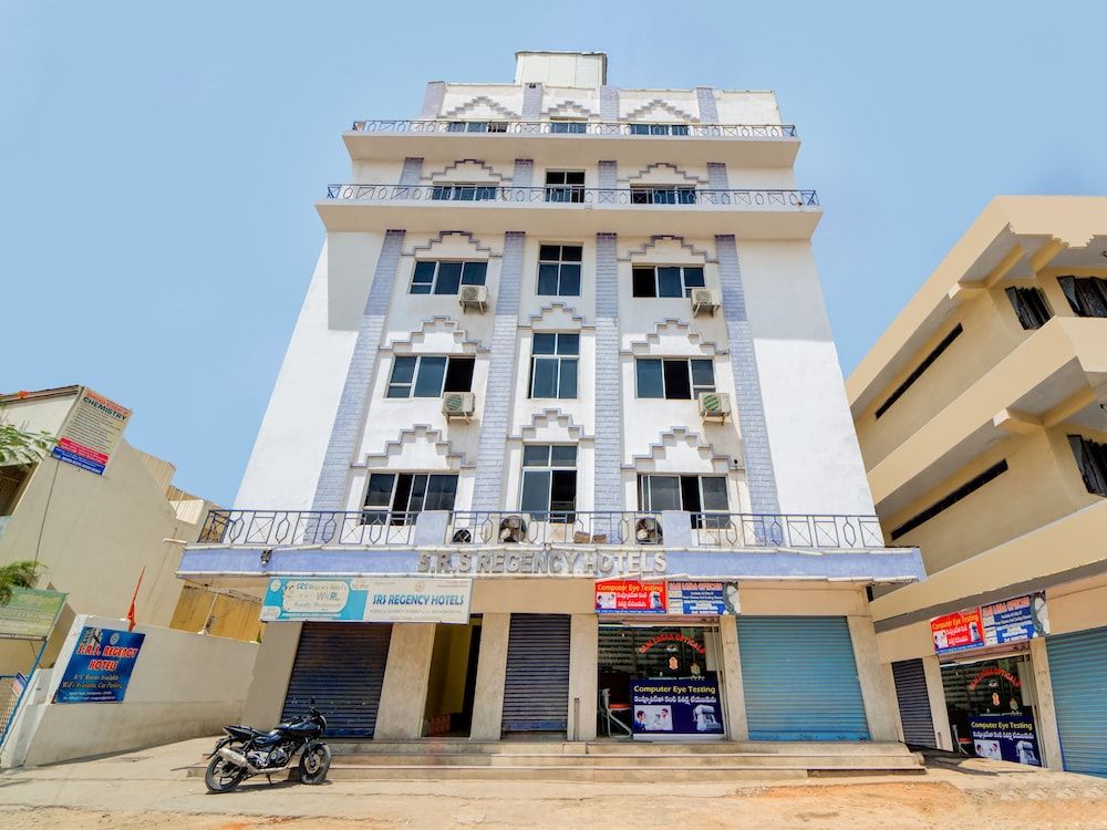 undefined OYO 40720 Hotel Srs Regency 2
