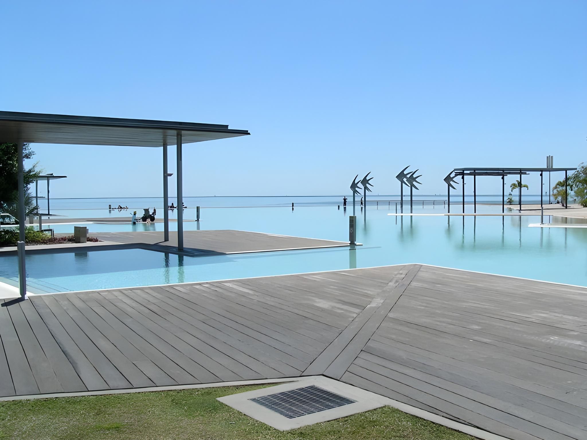 swimming pool [outdoor]