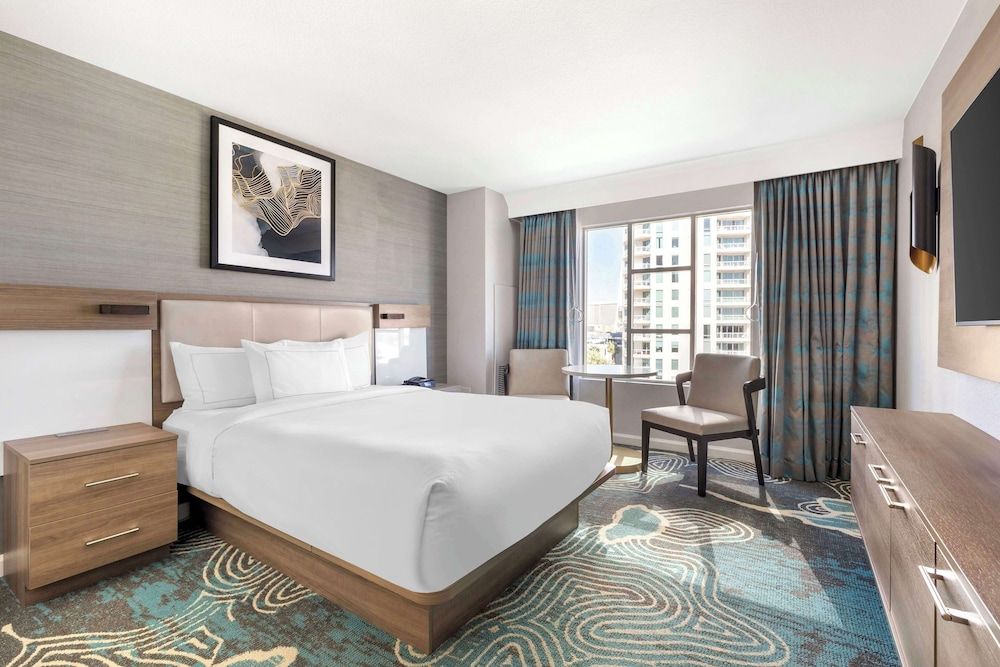 Hilton Grand Vacations Club Paradise Las Vegas Studio, 1 Queen Bed, Kitchenette (Mobility & Hearing, Bathtub)