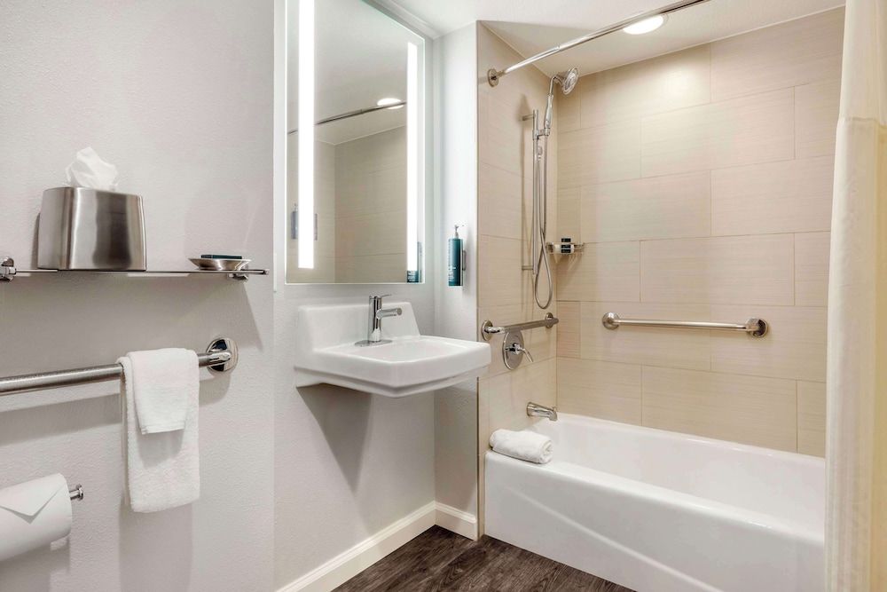 Hilton Grand Vacations Club Paradise Las Vegas Studio, 1 Queen Bed, Kitchenette (Mobility & Hearing, Bathtub) 4