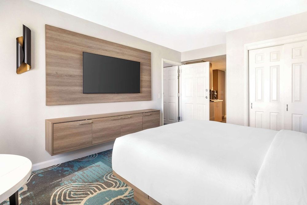 Hilton Grand Vacations Club Paradise Las Vegas Studio, 1 Queen Bed, Kitchenette (Mobility & Hearing, Bathtub) 3