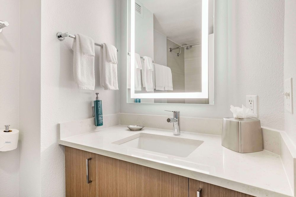 Hilton Grand Vacations Club Paradise Las Vegas Studio, 1 Queen Bed, Kitchenette (Mobility & Hearing, Bathtub) 5