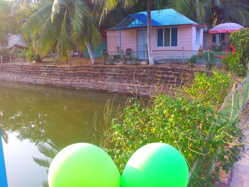 Daaven's Island Resort Luxury Cottage, 1 King Bed, Private Bathroom, Lake View 6