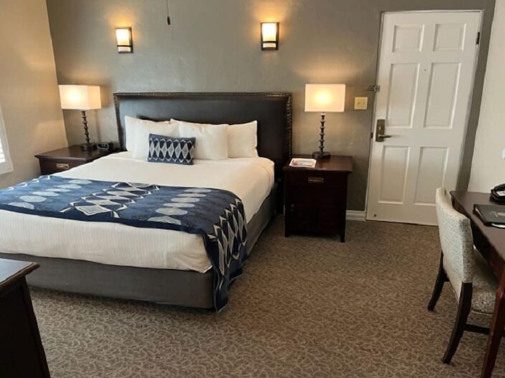 El Cordova Hotel on Coronado Island Deluxe Room, 1 King Bed 4