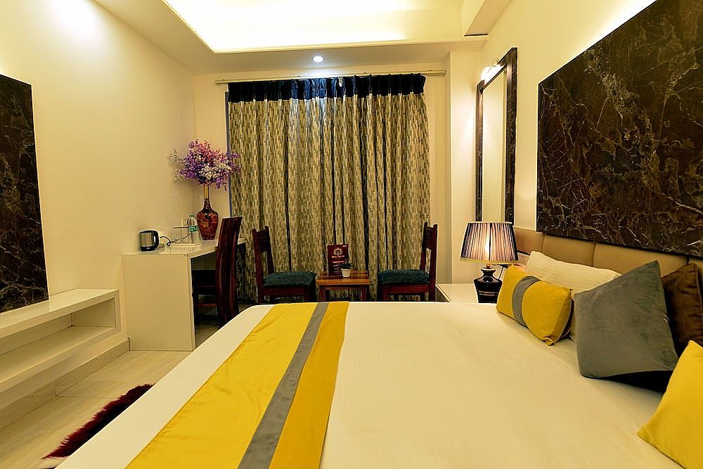 Hotel The Yellow Deluxe Room, 1 King Bed, Accessible, City View 7