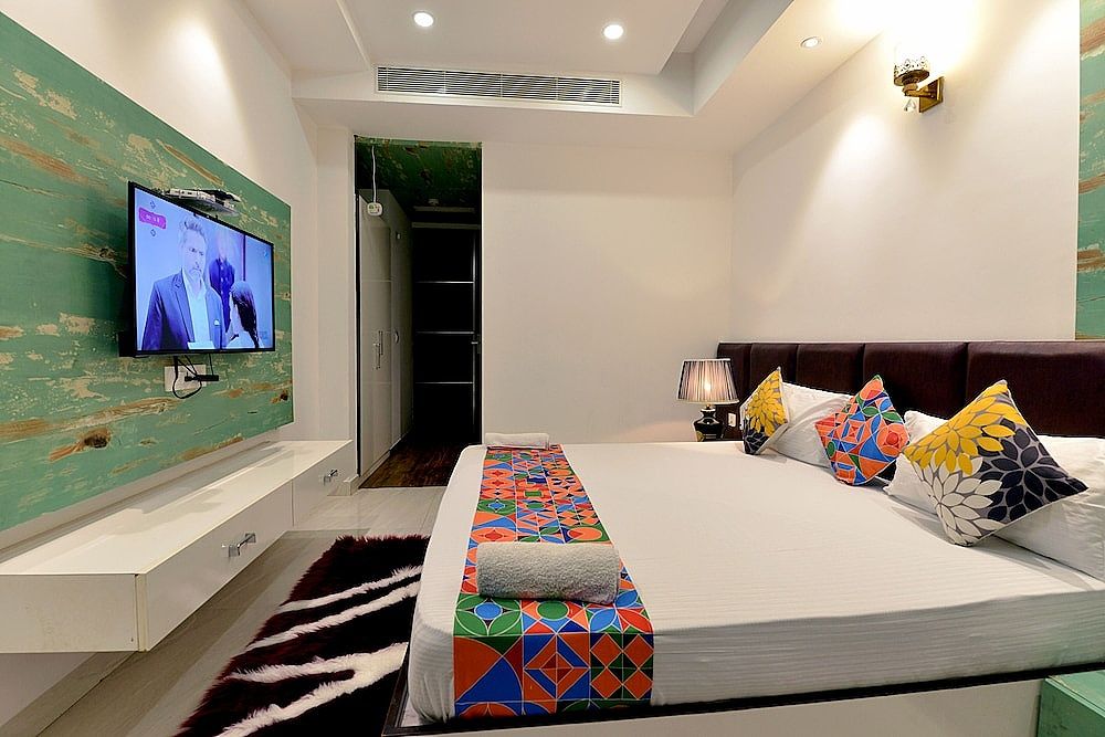 Hotel The Yellow Deluxe Room, 1 King Bed, Accessible, City View 4