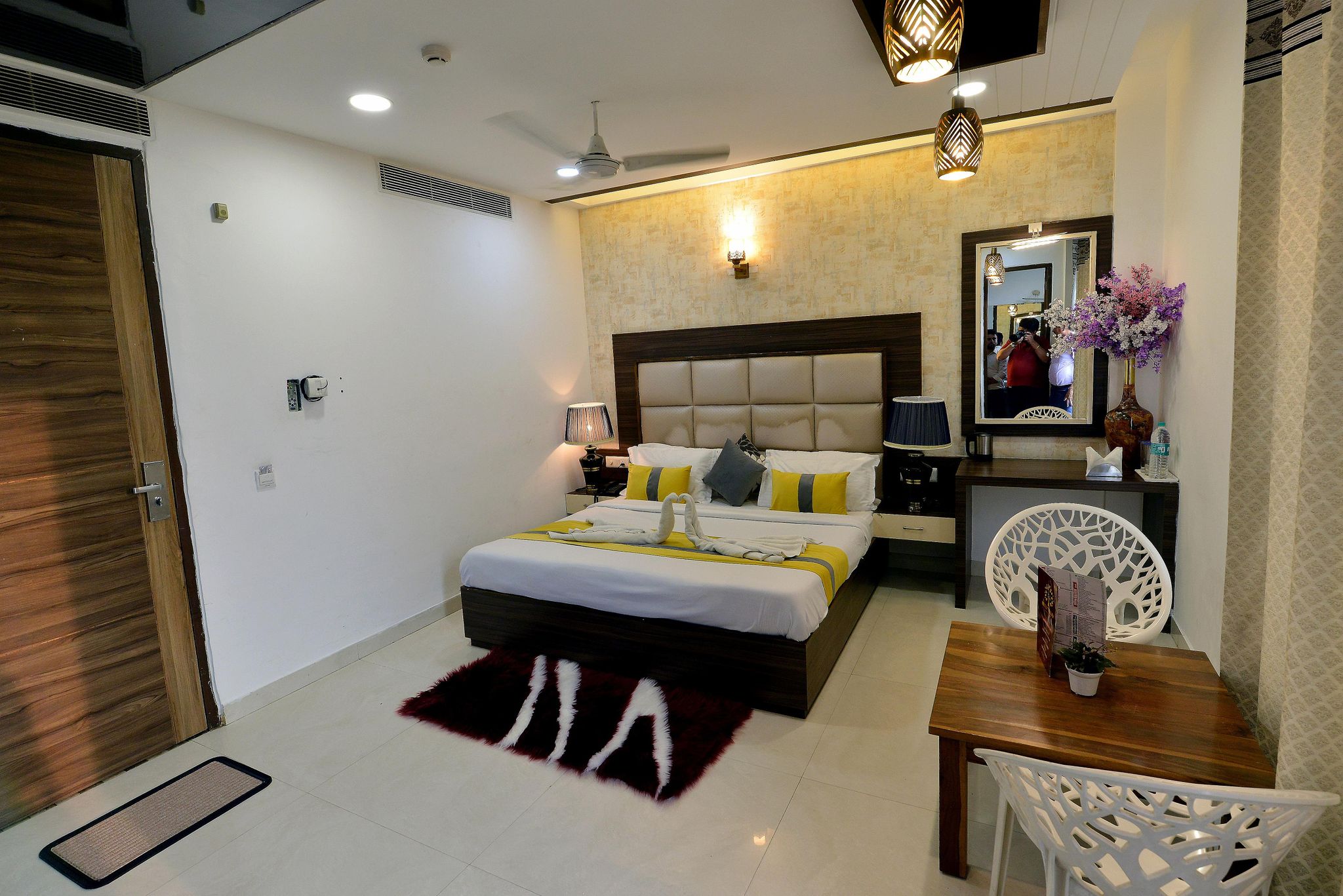 Hotel The Yellow Deluxe Room, 1 King Bed, Accessible, City View 3