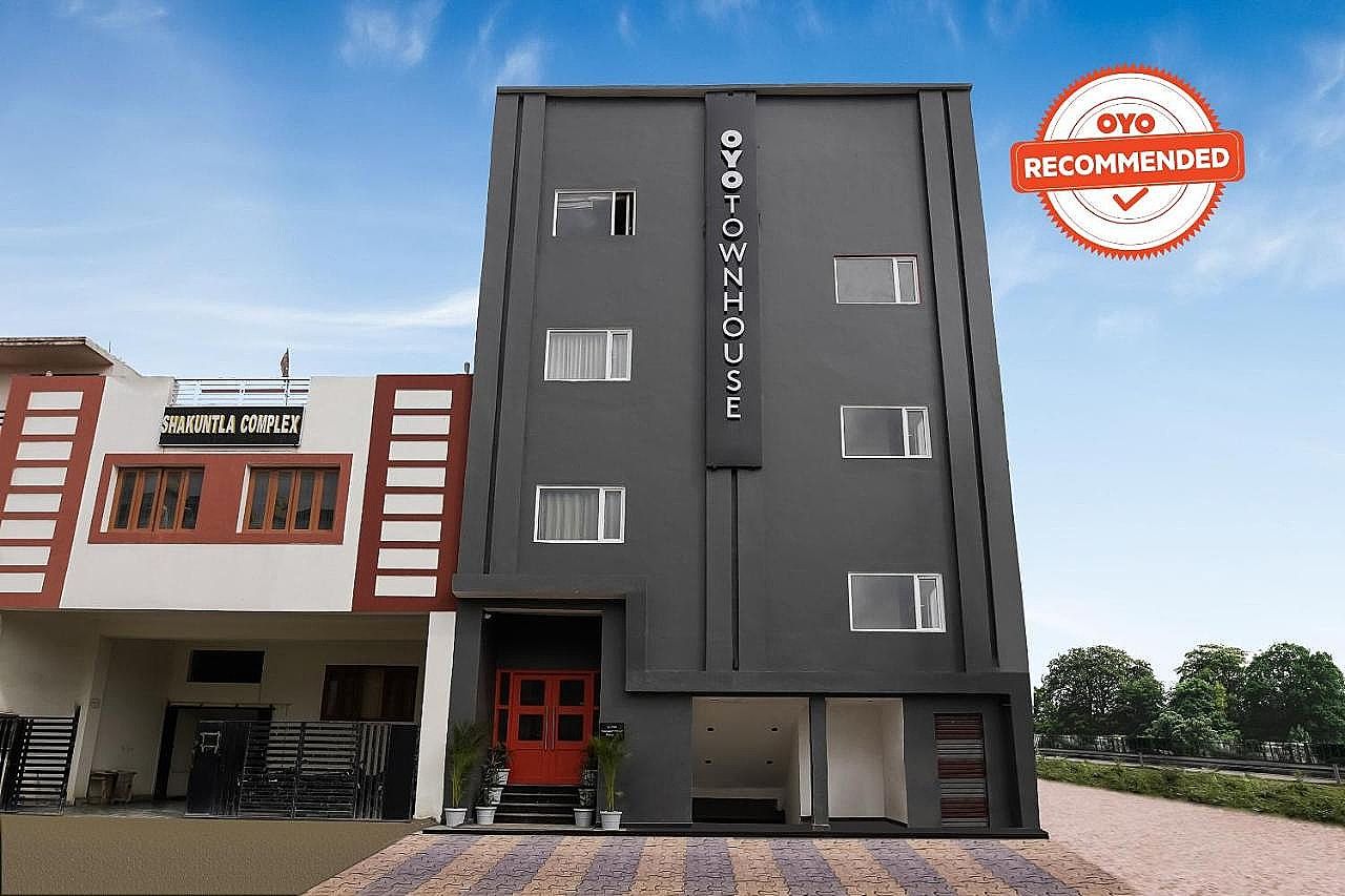 Townhouse The Awadh Airport Near Chaudhary Charan Singh International Airport