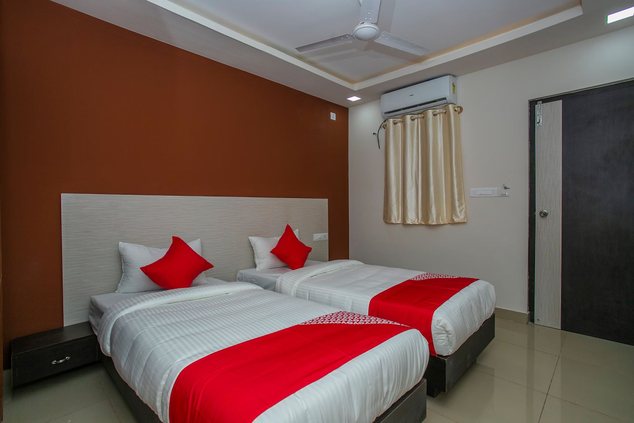 undefined "Super Hotel O Varcity Phi Premium Pavilion ,Above HDFC Bank ,Near Anjaneya Temple Madiwala, Hosur Main r" 4