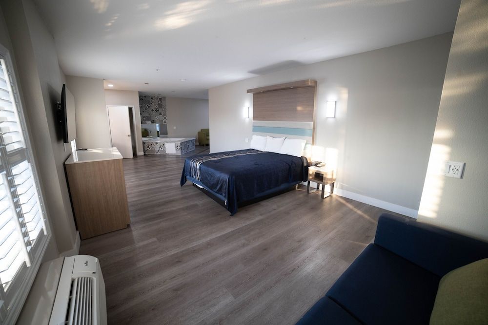 Mid City Inn and Suites Honeymoon Single Room 10