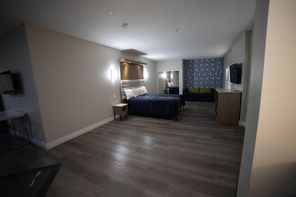 Mid City Inn and Suites Honeymoon Single Room 3