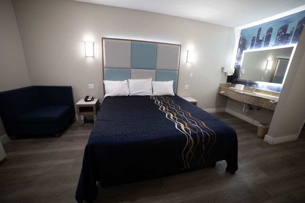 Mid City Inn and Suites Deluxe Room 9