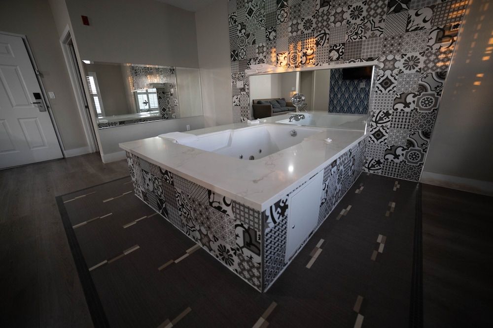 Mid City Inn and Suites Honeymoon Single Room 18