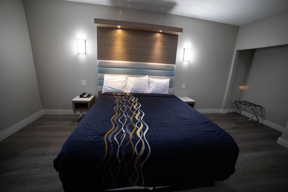 Mid City Inn and Suites Honeymoon Single Room 11