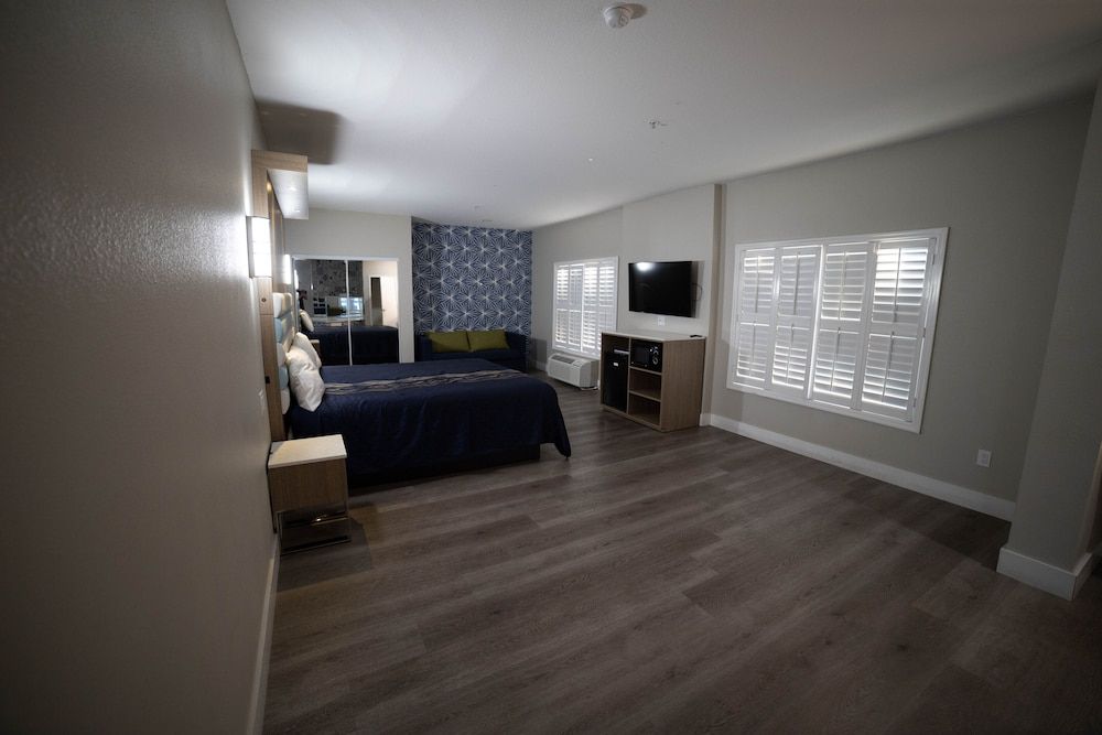 Mid City Inn and Suites Honeymoon Single Room 4