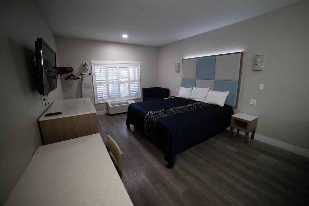 Mid City Inn and Suites Deluxe Room 7