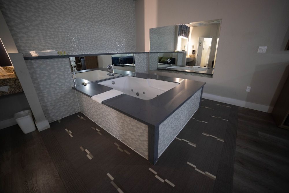 Mid City Inn and Suites Exclusive Room 9