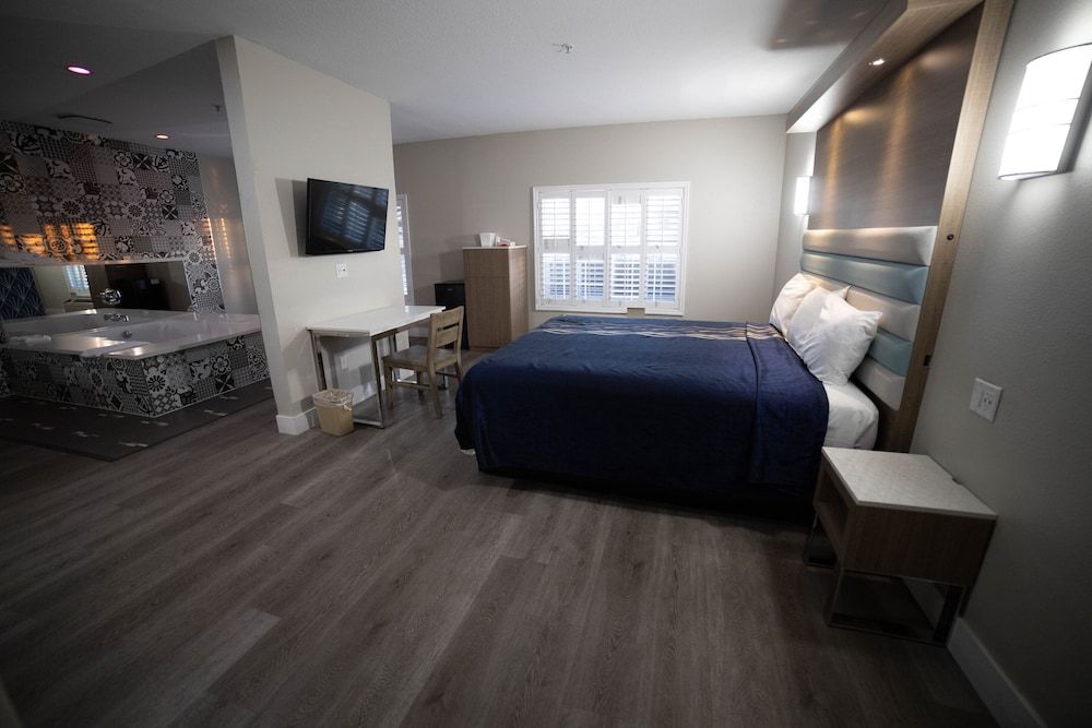 Mid City Inn and Suites Honeymoon Single Room 12