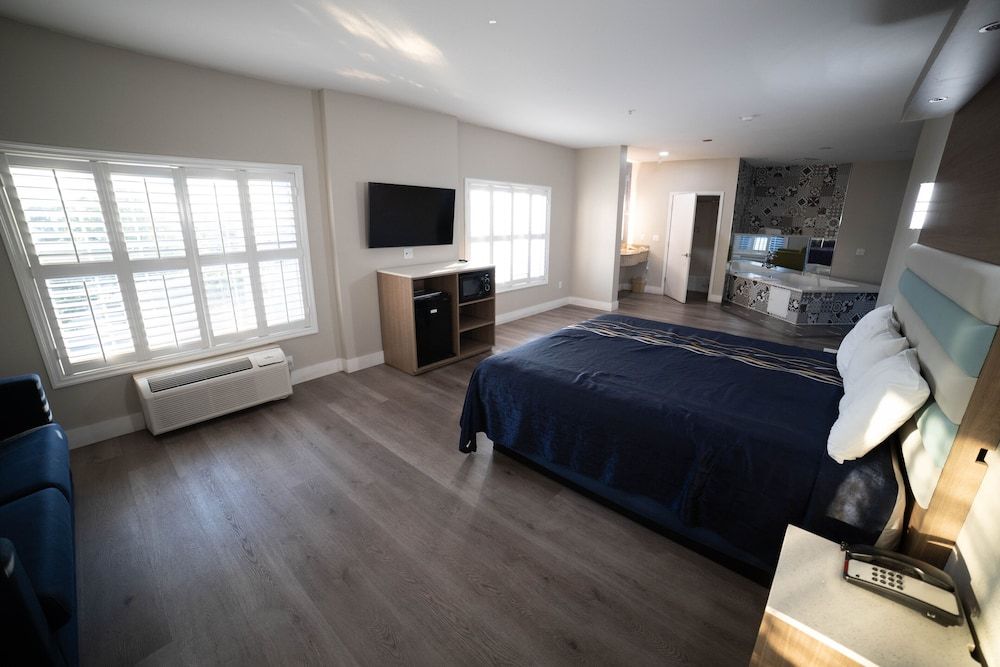 Mid City Inn and Suites Honeymoon Single Room 8