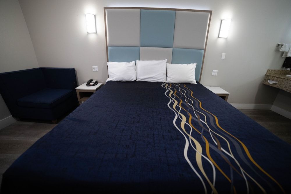 Mid City Inn and Suites Deluxe Room 6