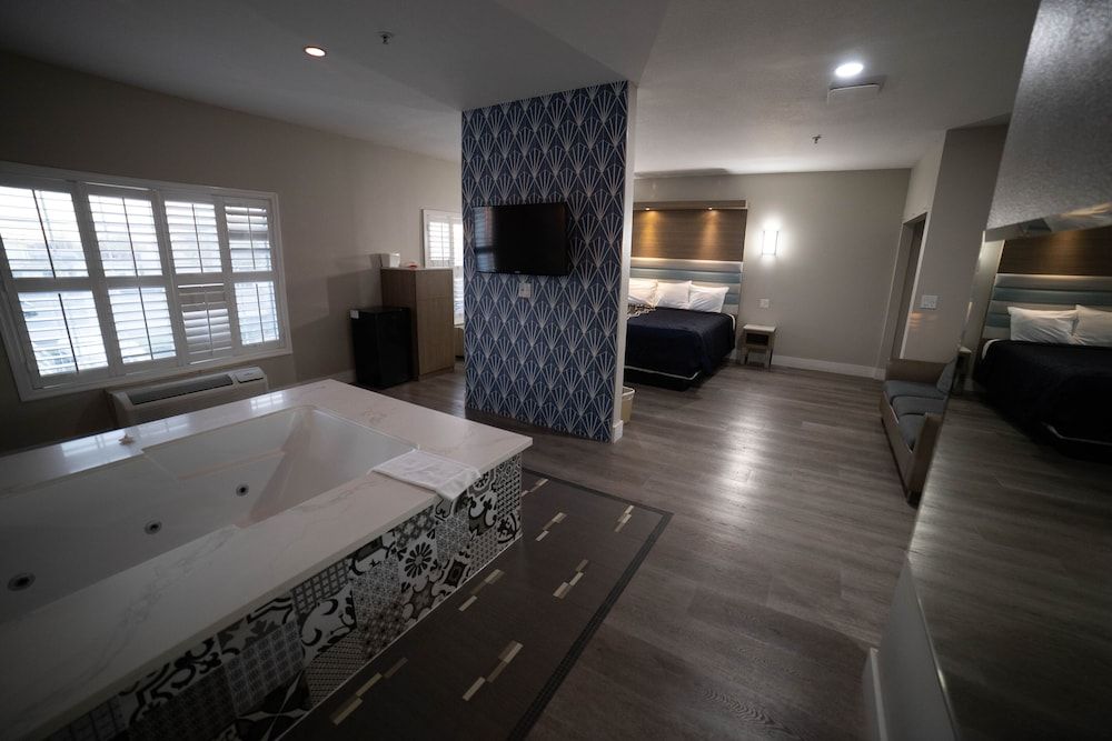 Mid City Inn and Suites Honeymoon Single Room 13